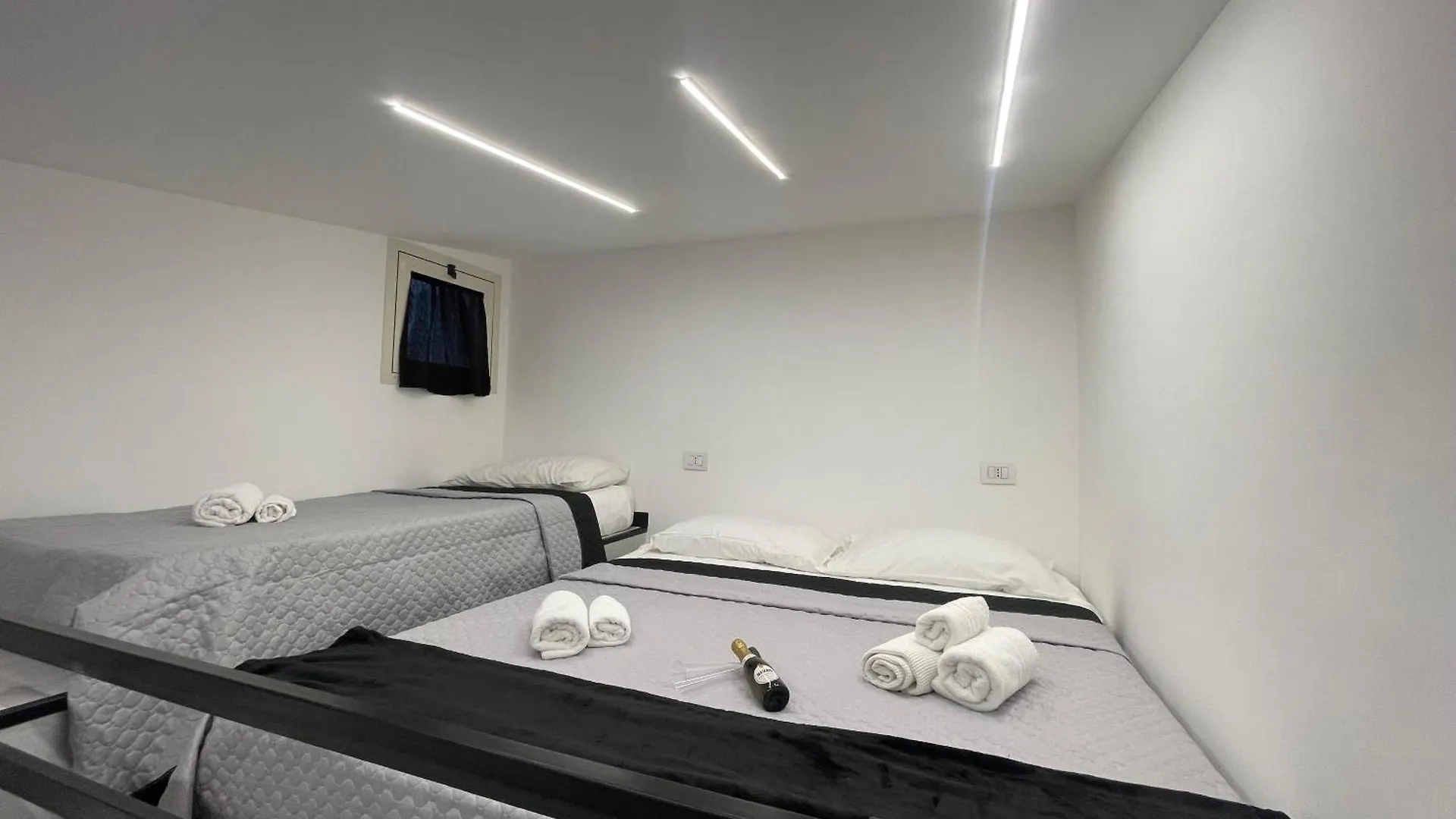 Отель Lux House Naples Airport Гостевой дом